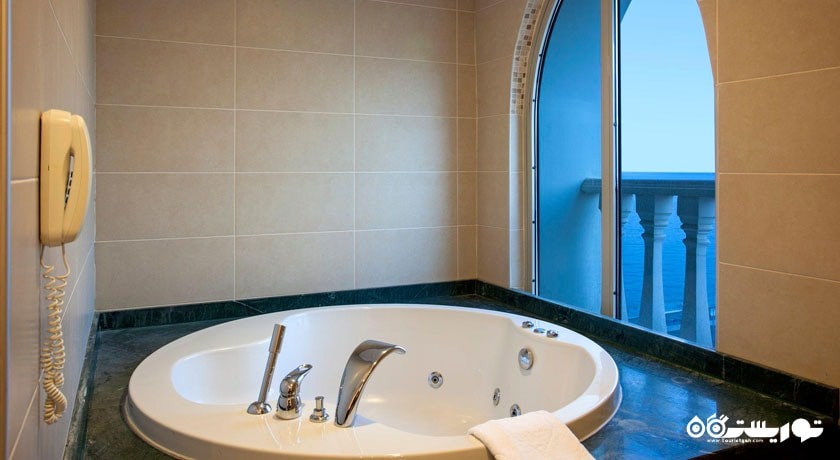 جکوزی موجود در سوئیت کورنر